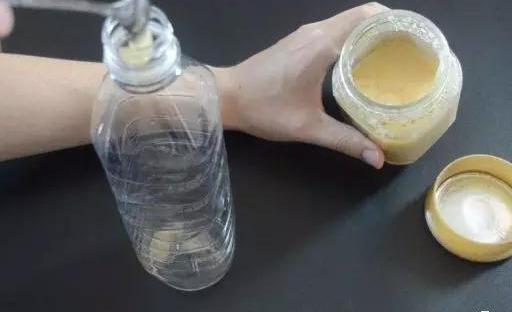白酒倒进蜂蜜里,真假蜂蜜立刻现“原形”,再也不怕被商贩坑了