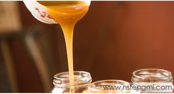 蜂蜜的营养成分有哪些：水分 糖类 蛋白质 维生素 矿物质