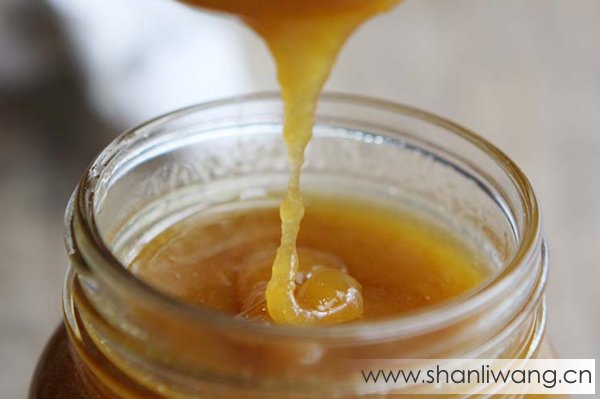 土蜂蜜和普通蜂蜜的区别 土蜂蜜的作用与功效