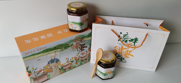 融入了化龙风景元素的新蜂蜜包装礼盒。 化龙村供图